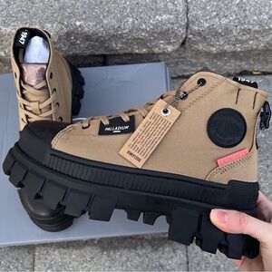 $120 NEW Women’s Size 7.5 Palladium Revolt Hi TX Hiking Boots Platform chunky